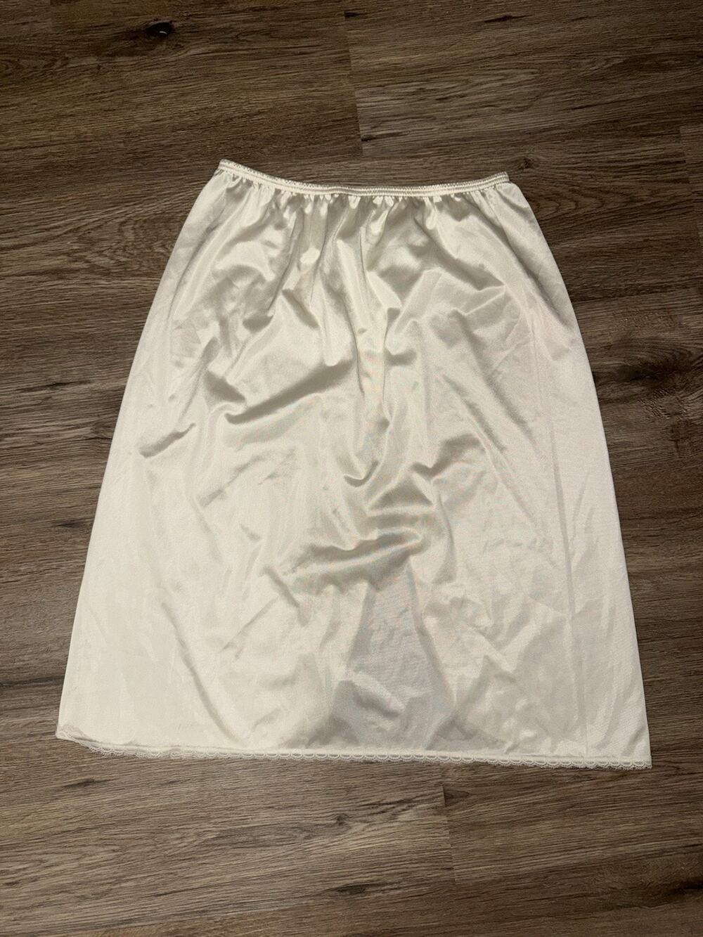 VTG Vanity Fair Half Slip Size M 24" Ivory Nylon Tricot Lace Trim Slit Made USA